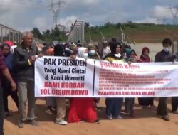 Ratusan Warga dari 7 Desa di Sumedang Tutup Akses Jalan Proyek Tol Cisumdawu