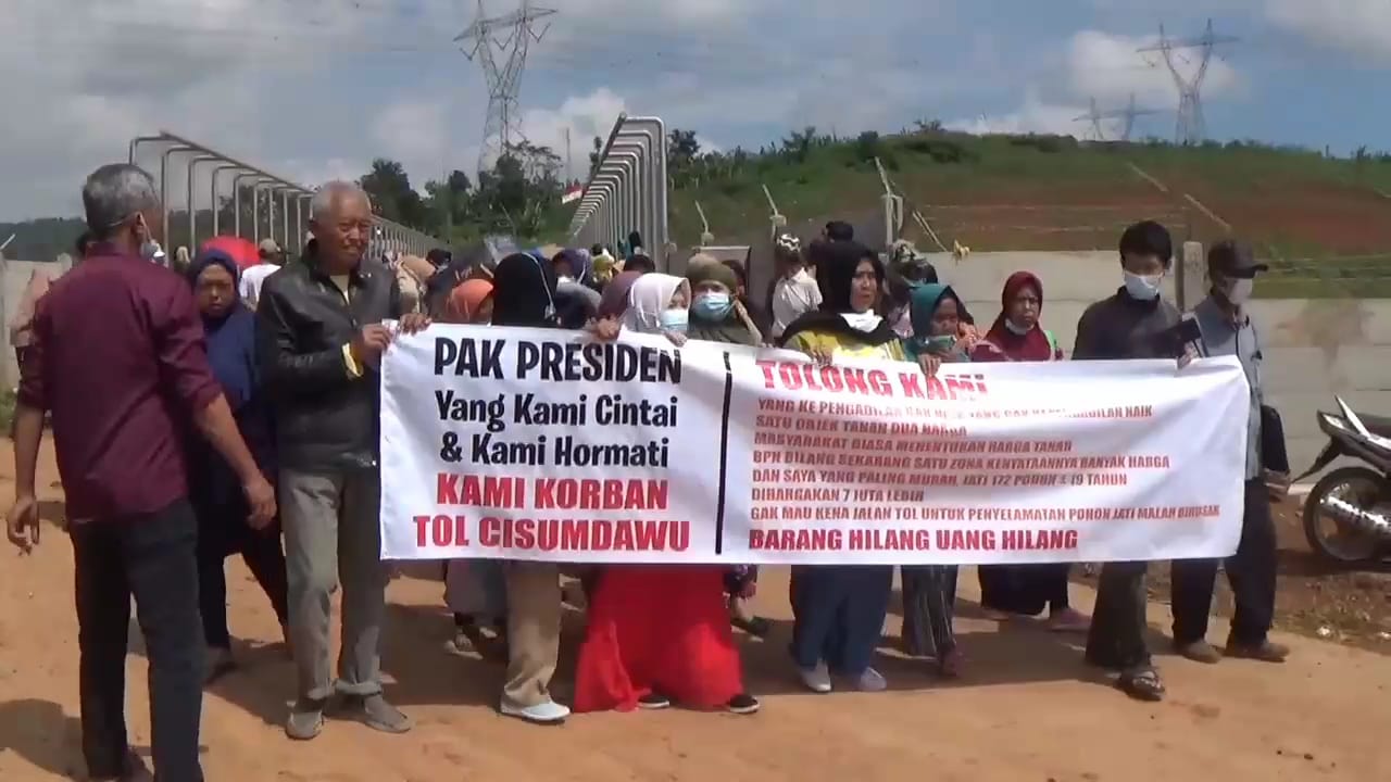 Tutup Akses Jalan Proyek Tol Cisumdawu
