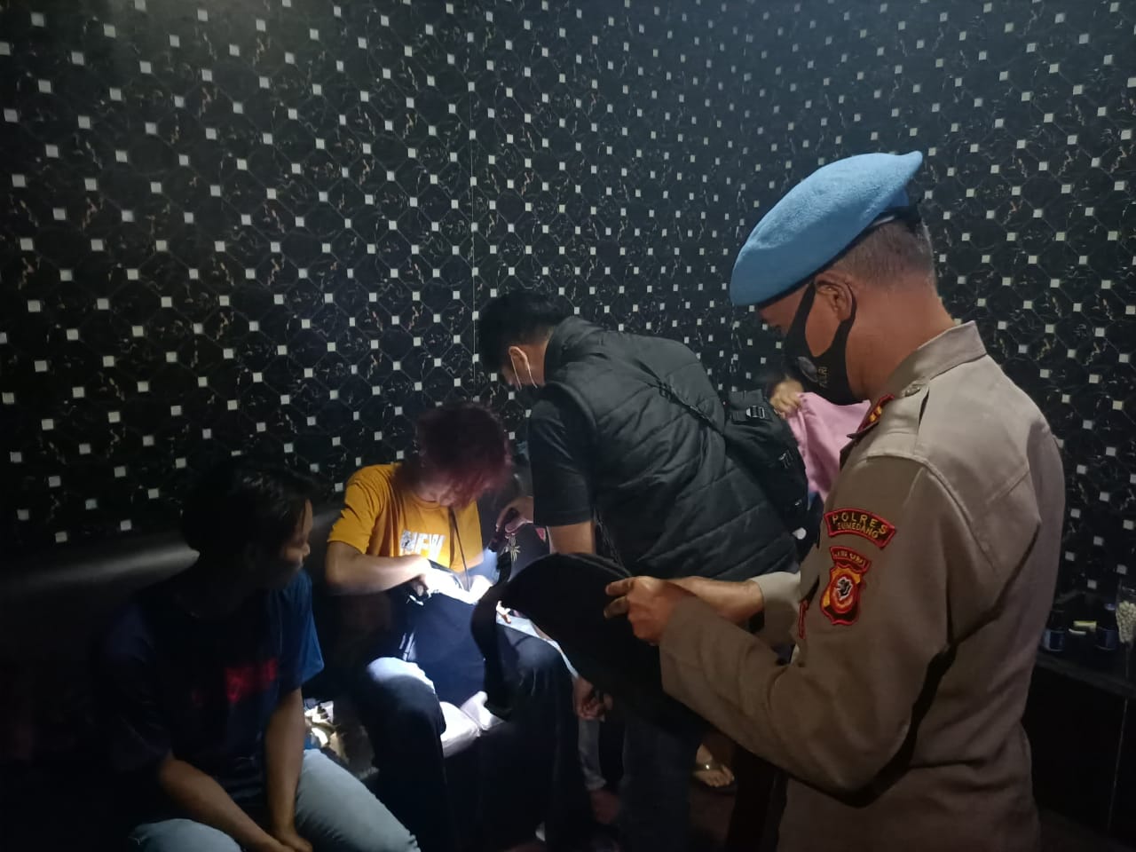 Pengunjung Tempat Hiburan Malam di Sumedang Tes Urine