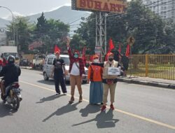 Gabungan Relawan Jatinangor Turun ke Jalan, Ada Apa Ya?