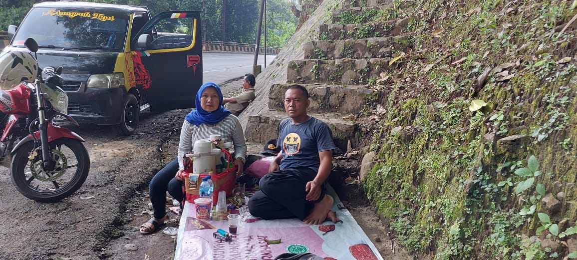 Pasutri Menjual Kopi