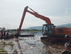 Tim Gabungan Bersihkan Sampah Pesisir Waduk Jatigede Sumedang