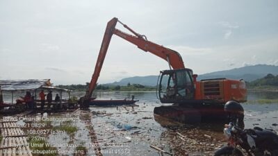 Tim Gabungan Bersihkan Sampah Pesisir Waduk Jatigede Sumedang