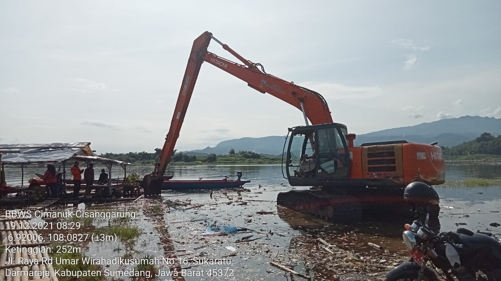 Tim Gabungan Bersihkan Sampah Pesisir Waduk Jatigede