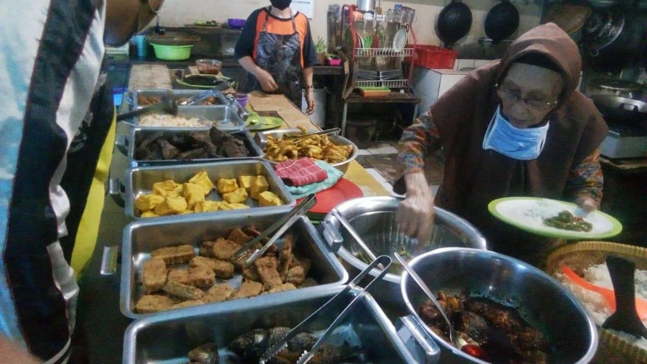 Sulap Belakang Rumah jadi Warung Makan