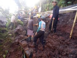 Warga Desa Sukajaya Sumedang Gotong Royong Bersihkan tiga Rumah Terdampak Longsor
