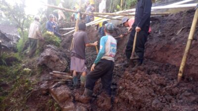 Warga Desa Sukajaya Sumedang Gotong Royong Bersihkan tiga Rumah Terdampak Longsor