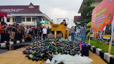 Ribuan Botol Miras Ilegal dan Tuak Campuran Dimusnahkan Polres Sumedang
