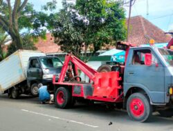 Hindari Kendaraan Lain, Mobil Box Nyangkut di Pohon di Jalan Kutamaya Sumedang