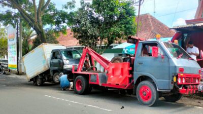 Hindari Kendaraan Lain, Mobil Box Nyangkut di Pohon di Jalan Kutamaya Sumedang