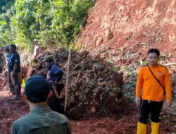 Longsor Tutup Badan Jalan, Akses Dua Desa di Sumedang Tertutup