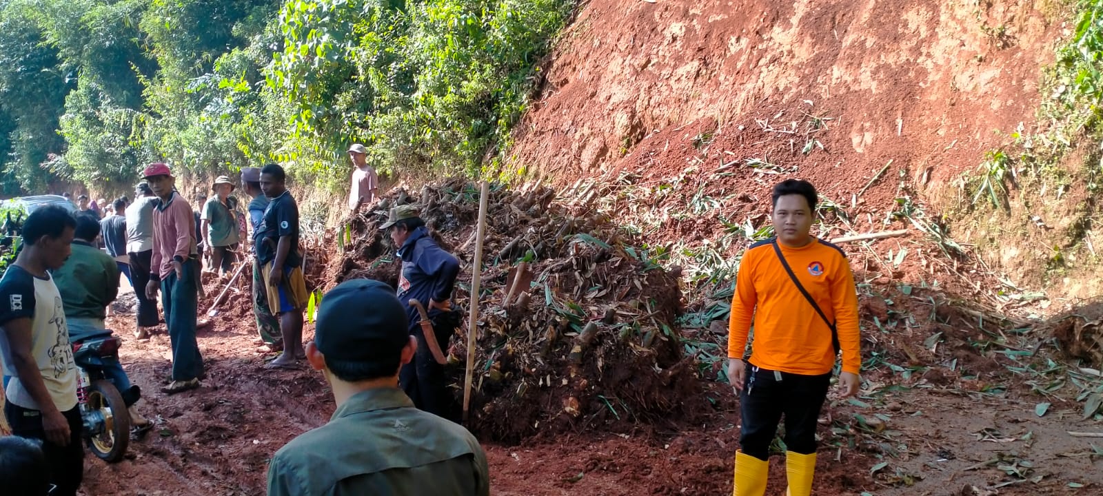 Longsor tutup badan jalan