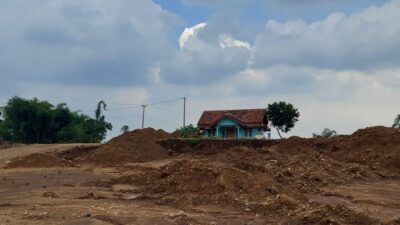 Belum Dibayar, Satu Rumah di Conggeang Sumedang Berdiri Tegak di Tengah Proyek Tol Cisumdawu
