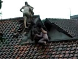 Viral Video Korban Banjir di Cipacing Sumedang Naik Genteng Rumah Selamatkan Diri