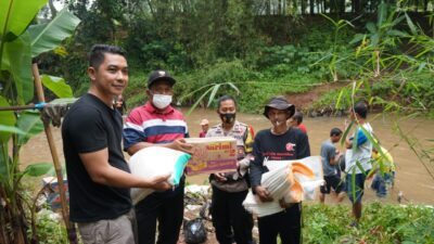 Antisipasi Sungai Meluap, Ini Yang Dilakukan Lurah Cipameungpeuk dan Warganya