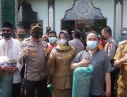 Kapolres Kunjungi Korban Banjir di Bantaran Sungai Cibeusi Jatinangor