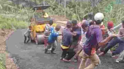Gotong royong tarik Stum
