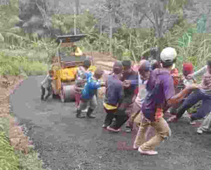 Gotong royong tarik Stum