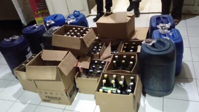 Jelang Malam Pergantian Tahun, Ratusan Botol Miras Berhasil Disita Satpol PP di Tanjungsari Sumedang