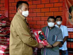 Bantu Pemulihan Ekonomi, TB Hasanuddin Bagikan Ribuan Paket Sembako bagi Warga