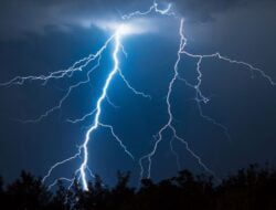 Rumah Tersambar Petir, Tembok Hingga Barang Elektronik Rusak, Penguni Langsung Shock