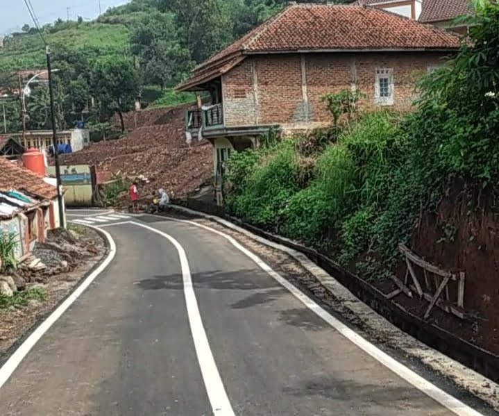 Jalan bekas longsor cimanggung