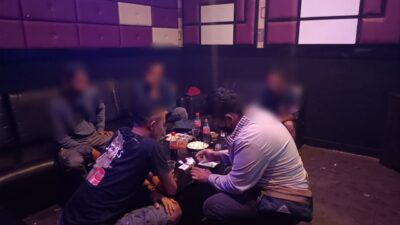 Razia Tempat Hiburan Malam di Sumedang, Polisi Lakukan Tes Urine Pengunjung dan Sita Botol Miras