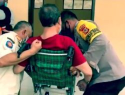 Aksi Heroik Kasi Trantib dan Bhabinkamtibmas Bantu Warga Disabilitas yang Divaksin