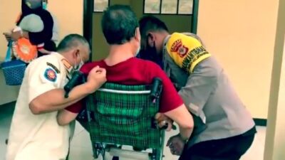 Aksi Heroik Kasi Trantib dan Bhabinkamtibmas Bantu Warga Disabilitas yang Divaksin