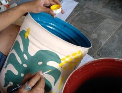 Tenaga Honorer di Sumedang Sulap Tong Sampah Sebagai Media Seni Lukis Yang Menarik
