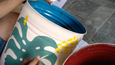 Tenaga Honorer di Sumedang Sulap Tong Sampah Sebagai Media Seni Lukis Yang Menarik