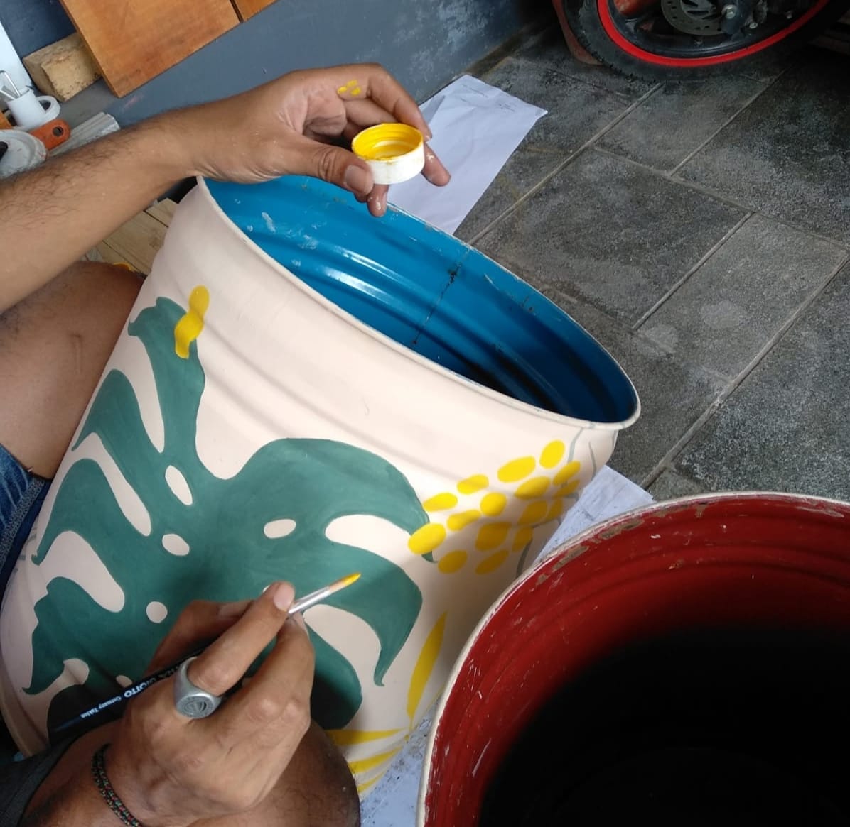Sulap Tong Sampah Sebagai Media Seni Lukis Yang Menarik