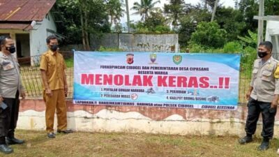 Upaya Cipta Kondisi Jelang Nataru, Polsek Cibugel Sebar Spanduk Himbauan Larangan Pekat