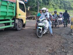Jalan Cireki Tomo Kembali Ambles, Truk Pengangkut Batu Terguling, Arus Sumedang-Cirebon Tersendat