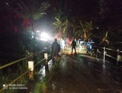 Longsor di Cibugel Akses Sumedang – Garut Terputus, di Wado 12 Rumah Terancam