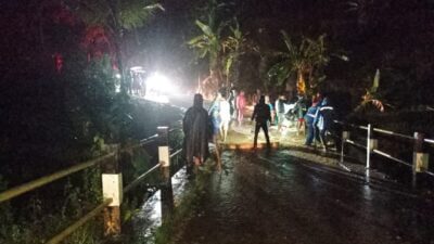 Longsor di Cibugel Akses Sumedang – Garut Terputus, di Wado 12 Rumah Terancam