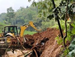 Dua Alat Berat Diterjunkan Bersihkan Material Longsor di Jalan Limbangan – Cibugel Sumedang