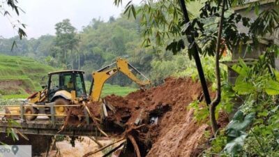 Dua Alat Berat Diterjunkan Bersihkan Material Longsor di Jalan Limbangan – Cibugel Sumedang