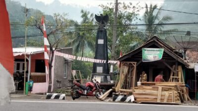 Dihimpit Dua Bangunan, Ini Cerita Dibalik Berdirinya Tugu Juang Cimareme Sumedang