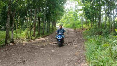 Keluhkan Jalan Rusak