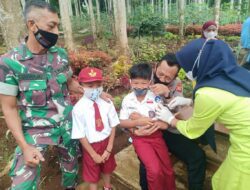 Kebut Vaksinasi Anak, Polsek Cibugel Sumedang  Jemput Bola Siswa Kelas Jauh