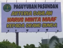 Billboard Raksasa Bertuliskan Arteria Dahlan Harus Minta Maaf, Terpampang di GT Pasteur Bandung