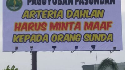 Billboard Raksasa Bertuliskan Arteria Dahlan Harus Minta Maaf, Terpampang di GT Pasteur Bandung