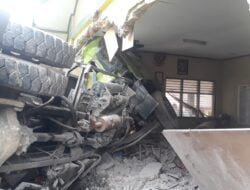 Diduga Rem Blong, Truk Tronton Bermuatan Pasir Seruduk Bangunan SD di Cimalaka Sumedang