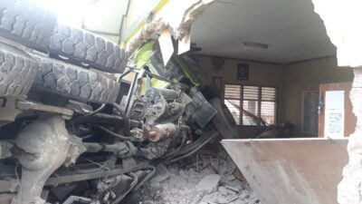 Diduga Rem Blong, Truk Tronton Bermuatan Pasir Seruduk Bangunan SD di Cimalaka Sumedang