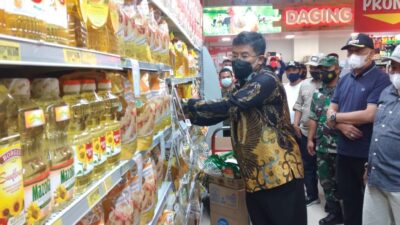 Wabup Sumedang Sidak Harga Minyak di Supermarket, Jika Mahal Terancam Ditutup