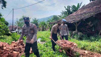 Polres Sumedang Beri Bantuan Material Untuk Bangun Rumah Terdampak Longsor di Wado