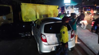 Truk Hilang Kendali, 5 Kendaraan Alami Tabrakan Beruntun di Cimanggung Sumedang