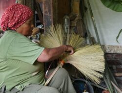 Kisah Nenek 69 Tahun di Sumedang, Menyambung Hidup dari Menjual Sapu Uyun