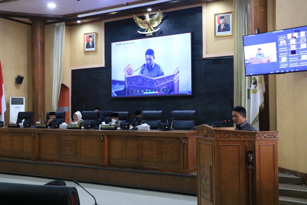 ANGGOTA DPRD Sumedang Deden Dony Herlansyah menyampaikan laporan reses, Jumat.